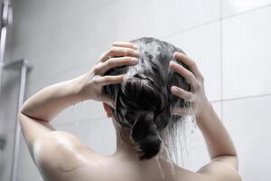Frau Waschen Haar mit Shampoo und Dusche im das Badezimmer. ai generiert foto