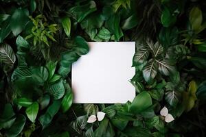 Weiß Papier Karte auf legen Grün Blätter Textur oben Aussicht Hintergrund. kreativ Layout im Natur Konzept. ai generiert foto