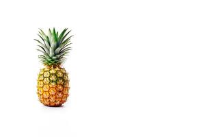 frisch reif Ananas isoliert auf Weiß Hintergrund mit Kopieren Raum. ai generiert foto