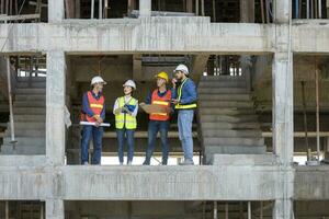 Mannschaft von Ingenieur, Architekt, Auftragnehmer und Vorarbeiter Treffen und Beratung im Konstruktion Gebäude Seite? ˅ zum Inspektion im echt Nachlass Entwicklung Projekt Industrie und Spezifikation Qualität Steuerung foto