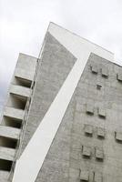 Ein modernes Gebäude in Grau und Weiß foto