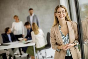 Frau in Gläsern mit Treffen im Hintergrund foto