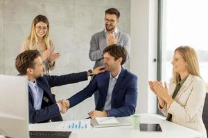 Geschäftsleute in einer Besprechung foto