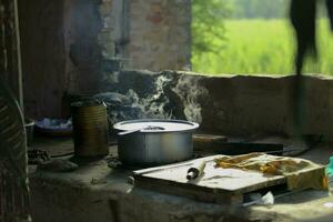 ein alt verkohlt hausgemacht Kocher Rauch das Kocher neben das Holzkohle Herd Kochen Herd geräuchert Koch foto