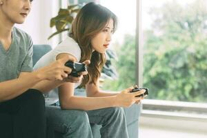 zwei jung Erwachsene Frau Leben zusammen mit Beziehung asiatisch Menschen mit Gamepad spielen ein Spiel foto
