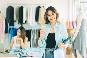 Porträt von jung Erwachsene schön asiatisch Frau Arbeiten Schneider oder Mode Designer foto