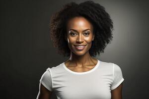 ein jung Erwachsene Frau mit ein heiter lächeln, dick afro Haar und Individuell Stil posiert zum ein Innen- Studio schießen. sie sieht aus direkt beim das Kamera, ihr Zähne glänzend im Glück. ai generiert foto