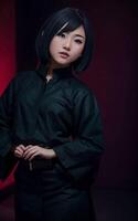 Frau im schwarz Ninja passen beim dunkel Zimmer, generativ ai foto