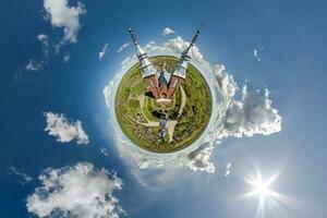 wenig Planet Transformation von kugelförmig Panorama 360 Grad mit Blick auf Kirche im Center von Globus im Blau Himmel. kugelförmig abstrakt Antenne Aussicht mit Krümmung von Raum. foto