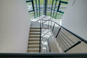Treppe Notfall und Evakuierung Ausfahrt Treppe im oben Leiter im ein Neu Büro Gebäude. foto