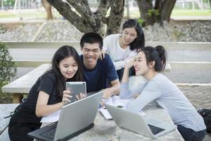 asiatische Gruppe von Studenten lachen