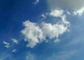 Himmel und weiße Wolken foto