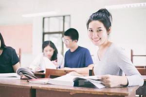 asiatische Studenten, die im Klassenzimmer studieren foto