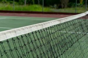 Tennis Netz geblasen durch das Wind. schließen oben von Tennis Gericht Netz foto