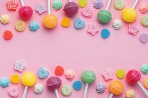 Süss Lutscher und Süßigkeiten auf Rosa Hintergrund foto