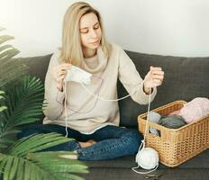 jung Frau Stricken warm Schal drinnen foto