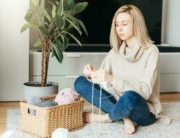 jung Frau Stricken warm Schal drinnen foto