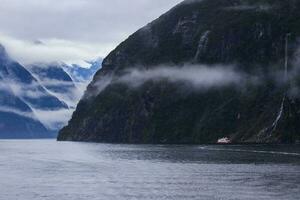 Kreuzfahrt Boot neben Berg beim Milfordsound Fjordland National Park Südland Neu Neuseeland foto