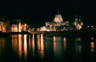 Nacht Szene mit Galway Kathedrale durch das corrib Fluss beim Galway Stadt im Irland foto