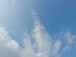 schöne weiße Wolken auf tiefblauem Himmelshintergrund. Große, helle, weiche, flauschige Wolken bedecken den gesamten blauen Himmel. foto