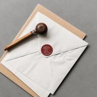 eben legen alt Weiß und braun Brief Briefumschlag mit Wachs Siegel und Löffel auf grau Tabelle oben. generativ ai. foto