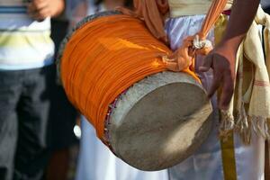 Schlagzeuger spielen mit ein dhol während das Karneval von großartig Boucan foto