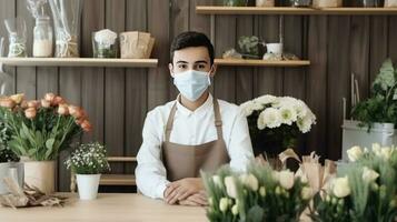 Porträt von Florist Teenager Junge tragen Maske im seine Blumen- Geschäft, generativ ai. foto