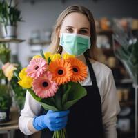 Porträt von jung Florist Frau tragen Maske und halten schön Strauß im ihr Geschäft, generativ ai. foto