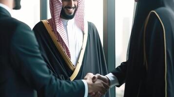 Geschäft Handschlag zwischen zwei arabisch Mann. schließen oben auf schwarz Hintergrund. generativ ai. foto