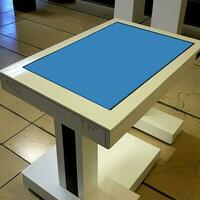 Digital Medien Bildschirm modern Tafel, Schild zum Werbung Design im ein Einkaufen Center, Galerie. Attrappe, Lehrmodell, Simulation, Attrappe, Lehrmodell, Simulation, spotten oben mit verschwommen Hintergrund, Digital Kiosk foto