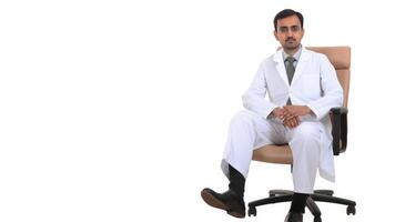 Porträt von Fachmann männlich Arzt oder Apotheker Sitzung auf Büro Stuhl, generativ ai. foto
