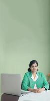 abgeschnitten Bild von Fachmann weiblich Arzt Sitzung beim Arbeitsplatz mit Laptop, Vertikale Banner Design. generativ ai. foto