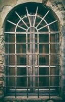 uralt mittelalterlich Fenster mit bearbeitet Eisen Riegel foto