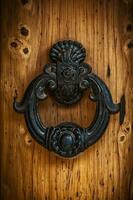 Antiquität Griff von ein solide Holz Tür. foto