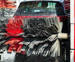 schwarz Auto im automatisch Auto waschen foto