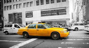 Gelb Taxi im Manhattan mit schwarz und Weiß Hintergrund foto
