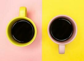 eben legen von ein zwei Kaffee Tassen mit Rosa und Gelb foto