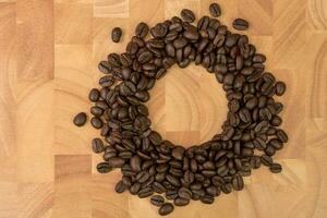 Kaffee Bohnen mit Kreis gestalten auf hölzern Tafel. foto
