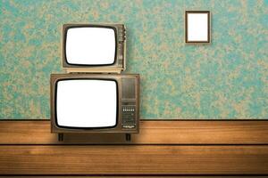 alt Fernsehen auf hölzern Fußboden und Foto Frames auf Mauer