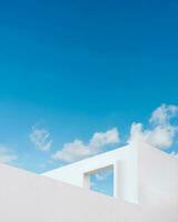Mauer Beton Textur mit öffnen Fenster gegen Blau Himmel und Wolken, Weiß Farbe Zement Gebäude, Ameise Aussicht Außen modern die Architektur mit öffnen Tür auf Dach oben im Frühling Sommer Himmel foto