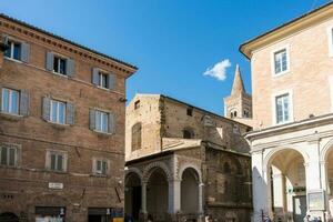 urbino, Italien-April 27, 2019-Gehen durch das uralt Straßen von Urbino während ein sonnig Tag foto