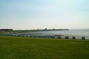 Büsum ist ein Dorf beim das Deutsche Nord Meer mit Hafen und Leuchtturm foto