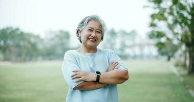 Porträt von Erwachsene asiatisch Frau lächelnd mit Glück foto