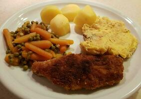 paniert Wiener Schnitzel mit Seite Geschirr foto