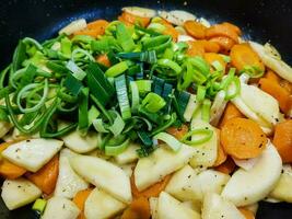 Italienisch Papadelle Pasta mit ein geröstet Lachs Steak und Gemüse foto