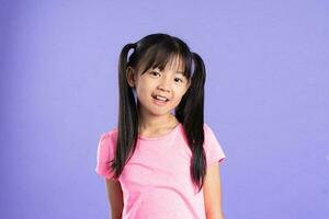 schön asiatisch Mädchen Porträt posieren auf lila Hintergrund foto