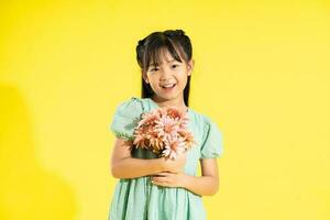 glücklich lächelnd asiatisch Mädchen auf Gelb Hintergrund foto