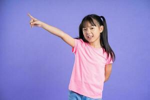 schön asiatisch Mädchen Porträt posieren auf lila Hintergrund foto