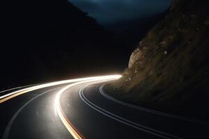 Nacht Fahrt auf ein kurvig Berg Straße mit lange Exposition Licht Wanderwege ai generiert foto