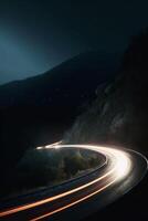Nacht Fahrt auf ein kurvig Berg Straße mit lange Exposition Licht Wanderwege ai generiert foto
